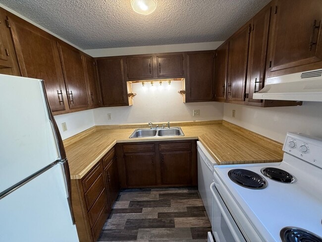 Building Photo - Two bedroom, one and half bathroom, modernly updated townhome!