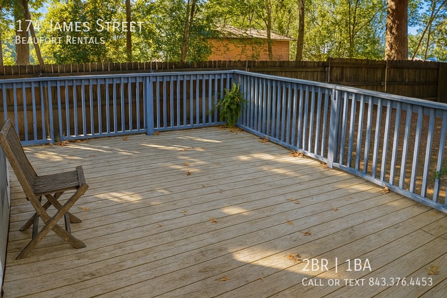 Building Photo - 174 James St