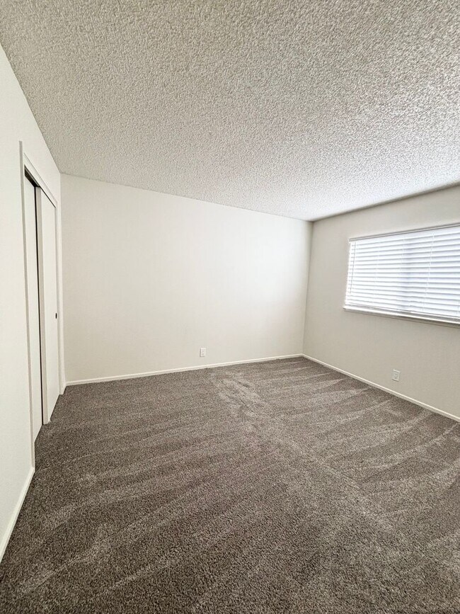 Building Photo - I412-420-P