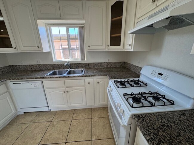 Building Photo - 253 E Plymouth St