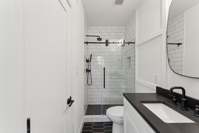 Building Photo - Capital Hill Rowhome