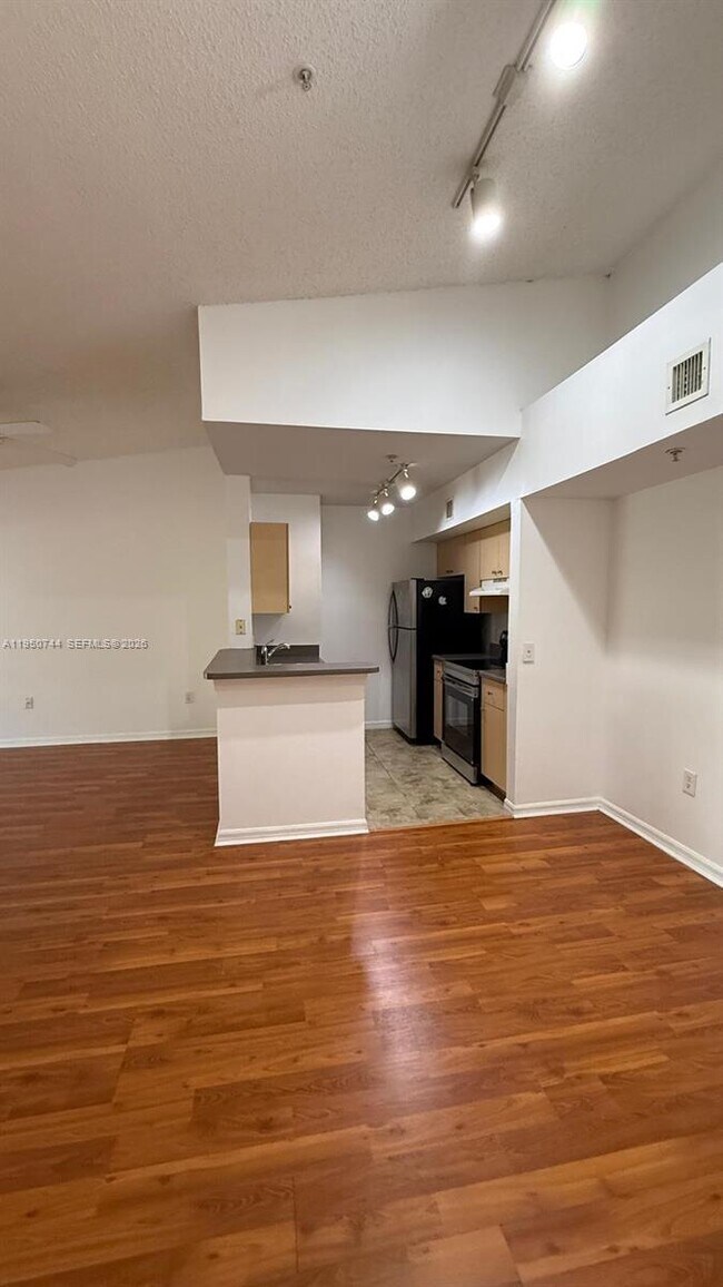 Building Photo - 2494 Centergate Dr