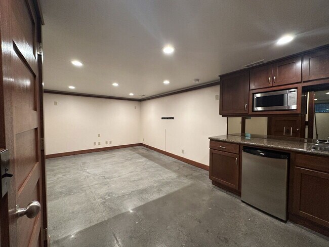 Building Photo - 607 NW Federal St