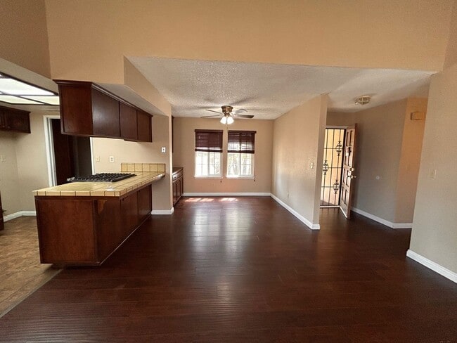 Building Photo - Cute home for rent in Tulare