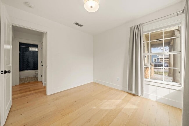 Building Photo - 912 Mansell Ave