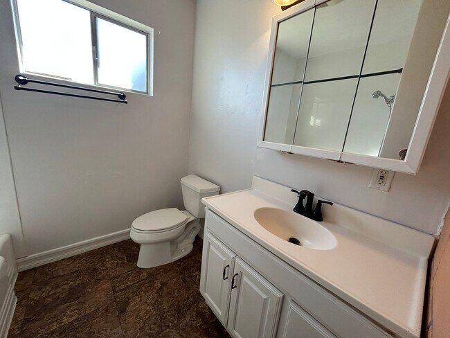 Building Photo - Cozy 2-Bedroom Duplex with Fireplace & Sunroom in Vista – Don’t Miss Out!