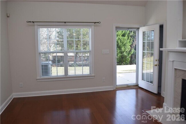 Building Photo - Stylish Braxton Gate Townhome with Garage & Main-Level Primary Suite