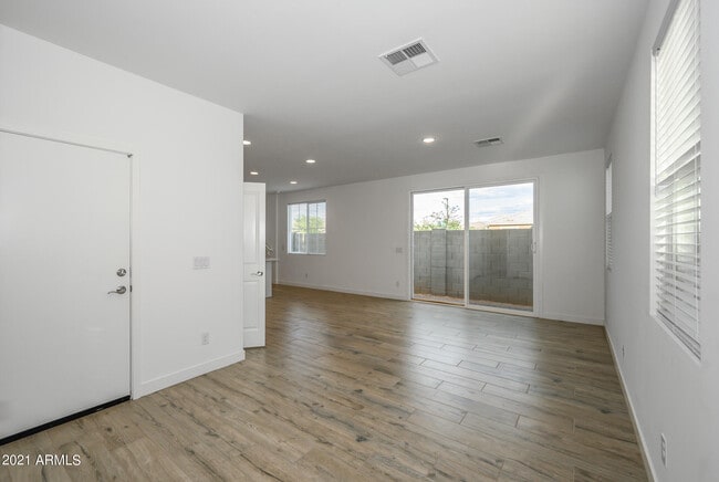 Building Photo - 9517 E Talon Ave