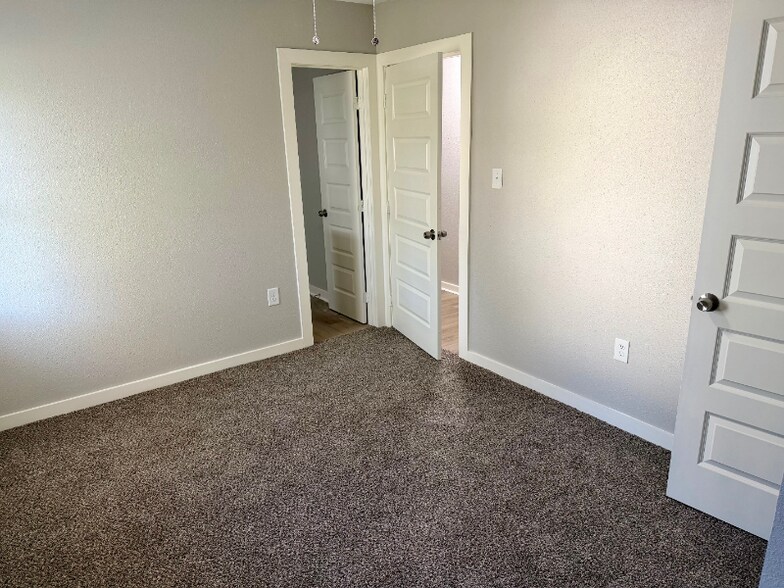 Building Photo - 2306 Staunton Dr