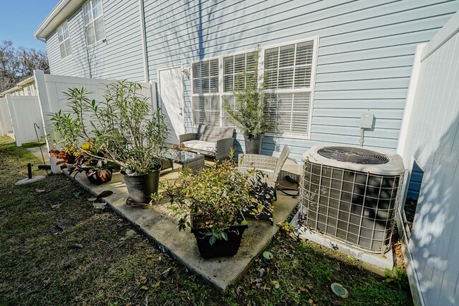 Building Photo - Lovely 3/2.5 Townhome with Garage