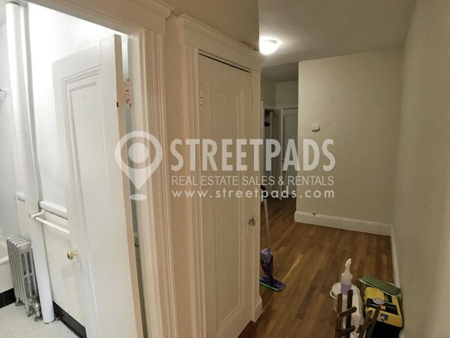 Building Photo - bedroom in Boston MA 02135