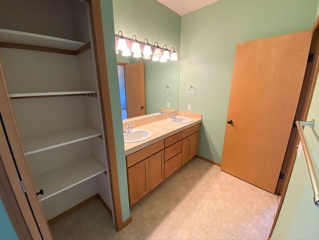 Building Photo - Large 3 Bed Home with Office, Fenced Yard, and Lawn Service!