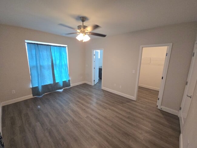 Building Photo - 5206 Peach Ave