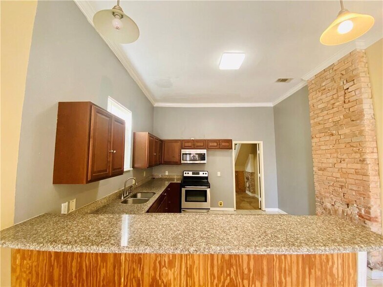 Building Photo - 932 Lamanche St