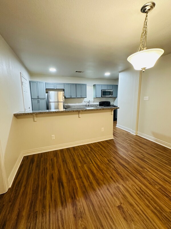 Building Photo - 1535 E Elmore Ave