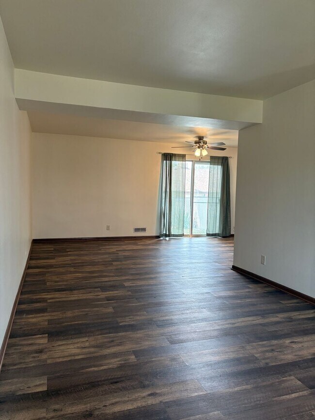 Building Photo - 4401-4407 Eastridge Dr