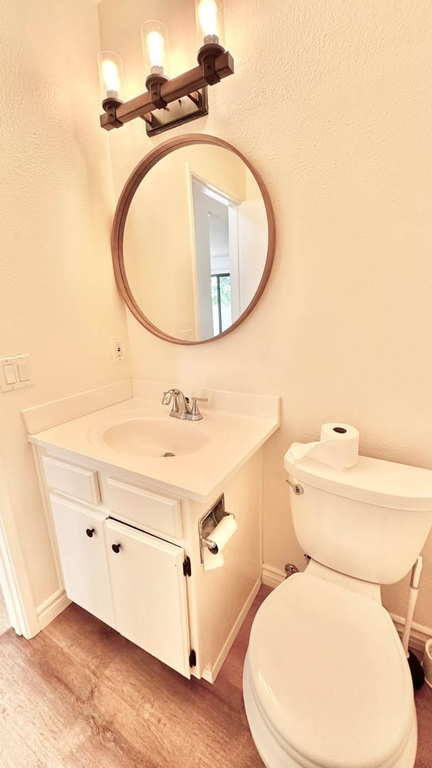 Building Photo - Beautiful, End Unit Condo, in the Very Des...