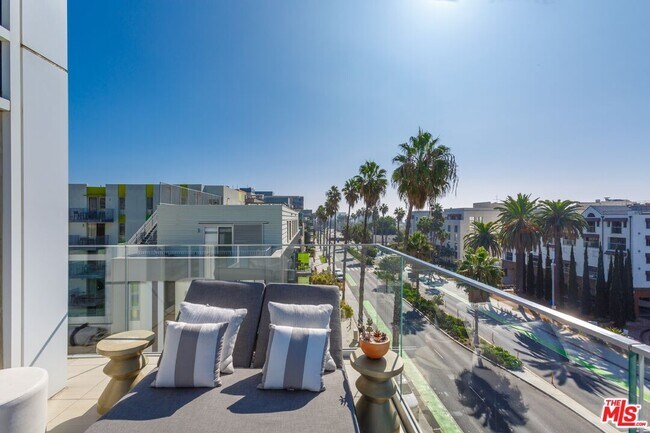 Building Photo - 1705 Ocean Ave