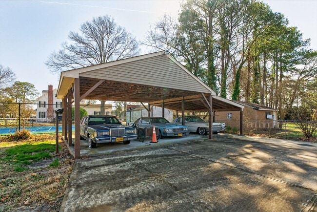 Building Photo - 2305 Lakewood Ln