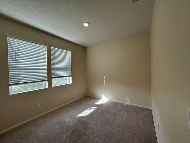 Building Photo - Single Level 2 Bedroom / 2 Bathroom House ...