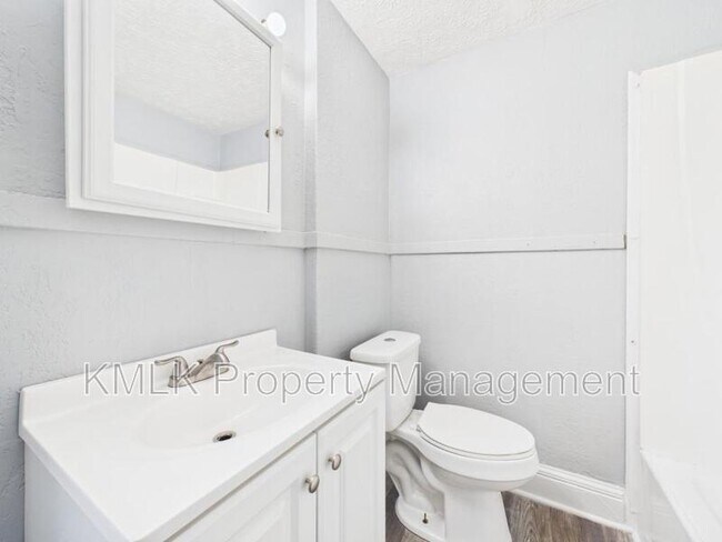 Building Photo - 903 Donald Ave