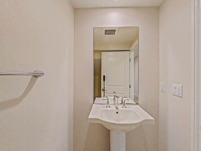 Building Photo - Desirable 3 bedroom Townhouse in the heart...