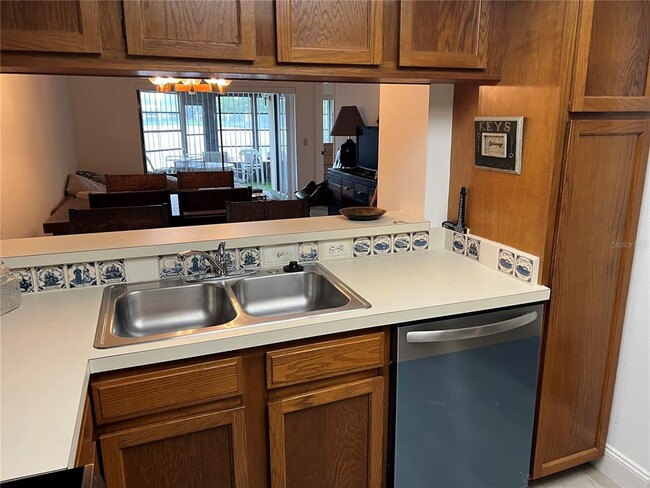Building Photo - 333 Woodlake Wynde