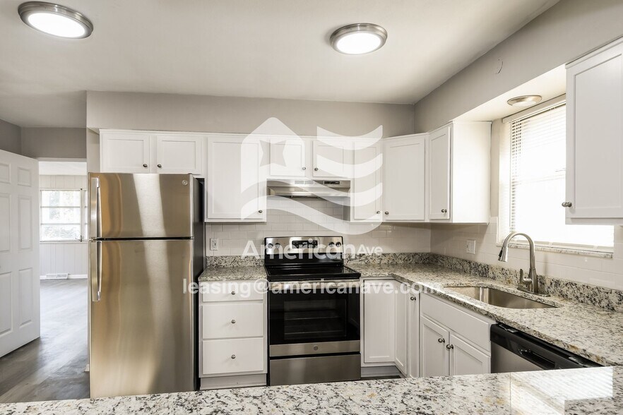 Building Photo - 630 W Adams St