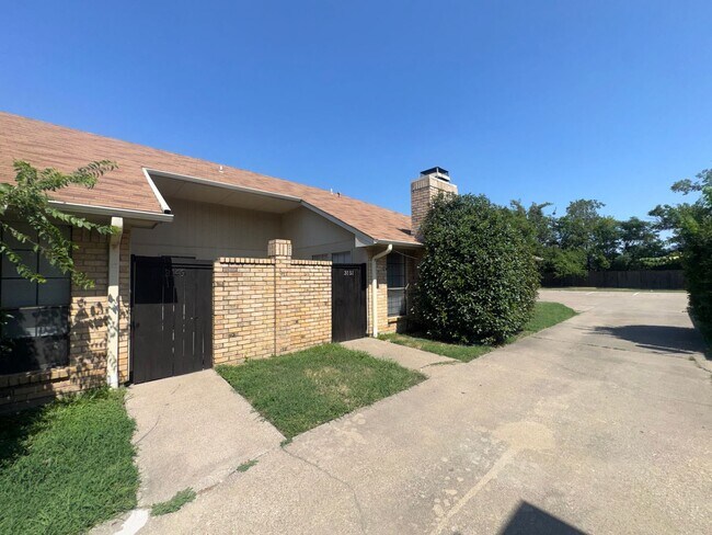 Building Photo - 3149 Tudor Ln