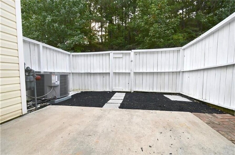 Building Photo - 233 Buckland Dr