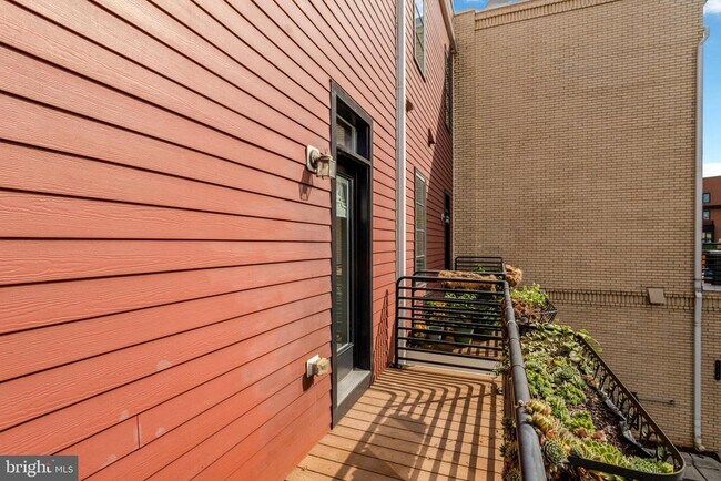 Building Photo - 2004 Potomac Ave