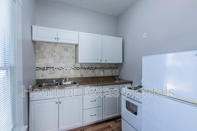 Building Photo - 609 Herring Ave