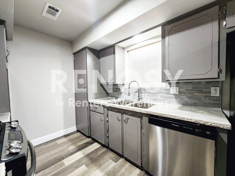 Building Photo - 9750 Hillis St