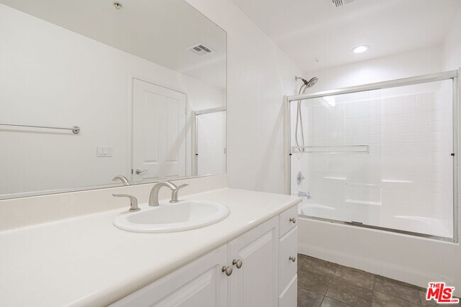 Building Photo - 6020 S Seabluff Dr
