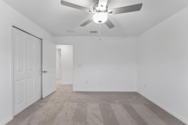 Building Photo - Absolutely stunning 3 BR /2.5 Bath / 2 Car Garage + LOFT townhome in ultra-modern and green-focus...