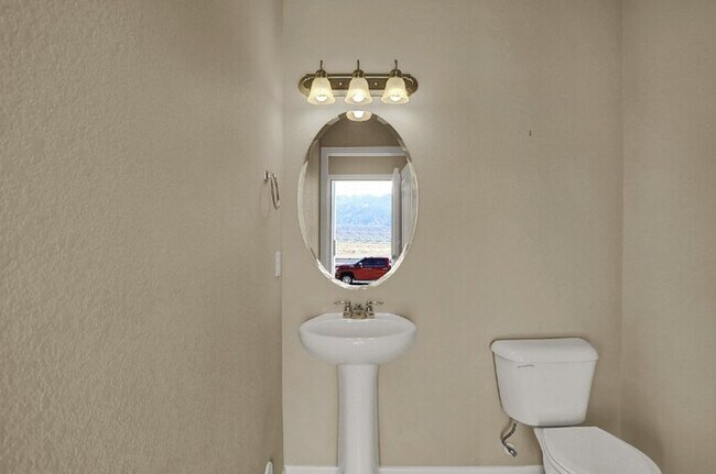 Building Photo - Move-In Ready Townhome | $1,000 Off First ...