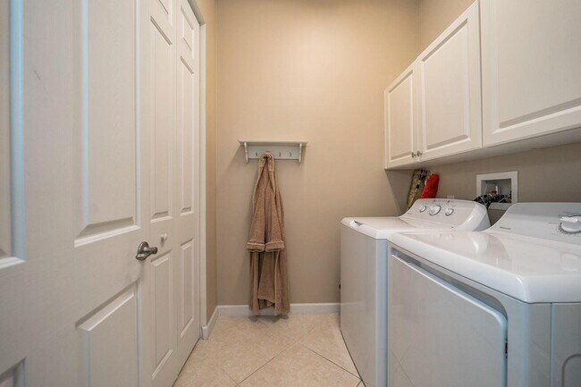 Building Photo - 11860 Valencia Gardens Ave