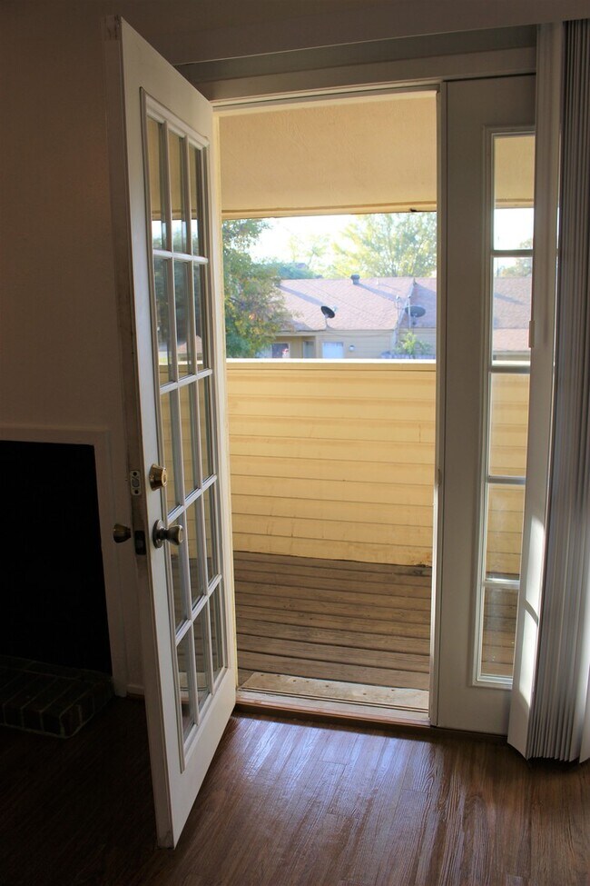 Building Photo - UPSTAIRS 2 BD UNIT w/ PRIVATE COVERED BALCONY