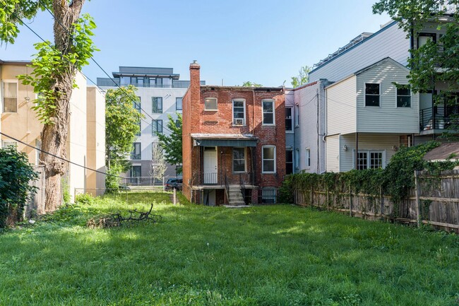 Building Photo - Spacious 6BR/1.5BA Row home