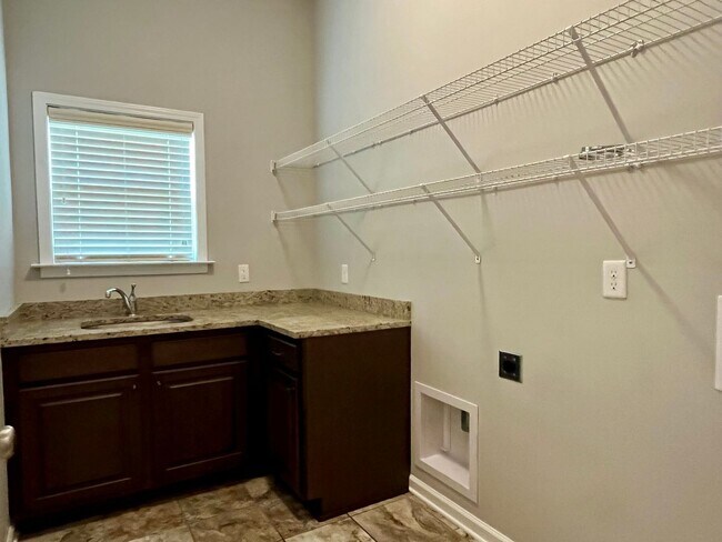 Building Photo - Deer Creek - 4BR/ 2 story/ 2500+SQFT