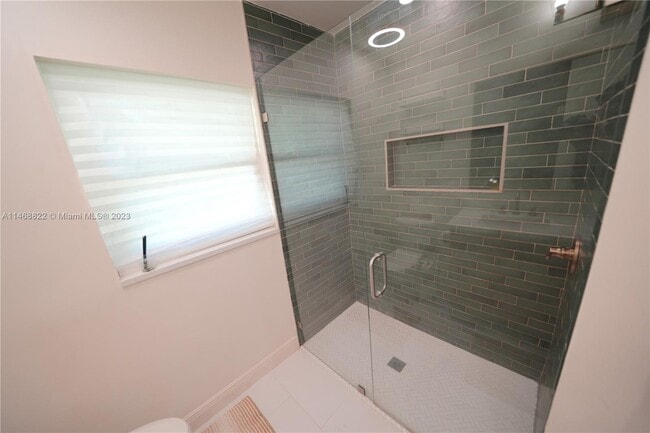 Building Photo - 2509 NE 35th Dr