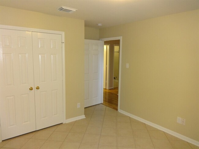 Building Photo - 104 Laguna Pointe Dr