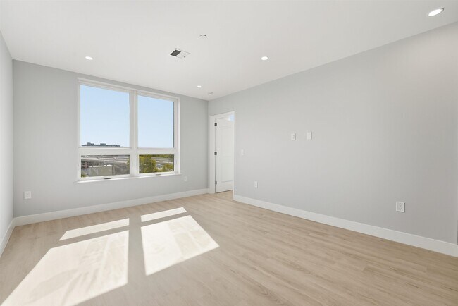 Building Photo - 40 Center St