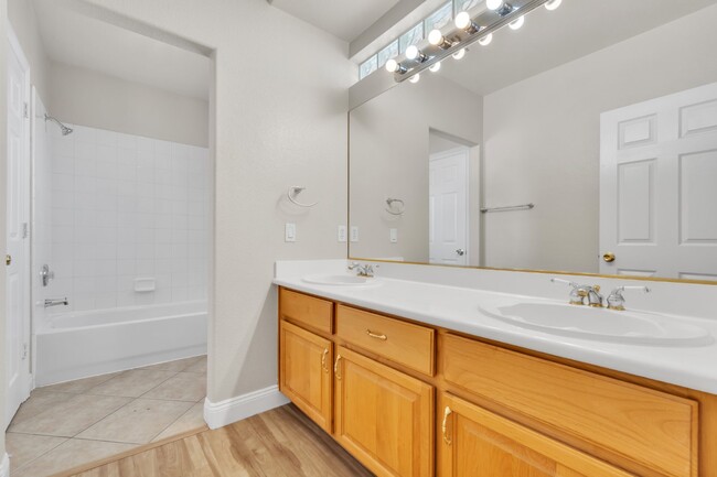 Building Photo - LUXORY 5 BEDROOM 3 1/2 BATH HOME LOCATED I...