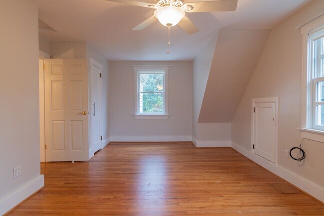 Building Photo - FOR RENT in LAKE BOTTOM! Available June 8th
