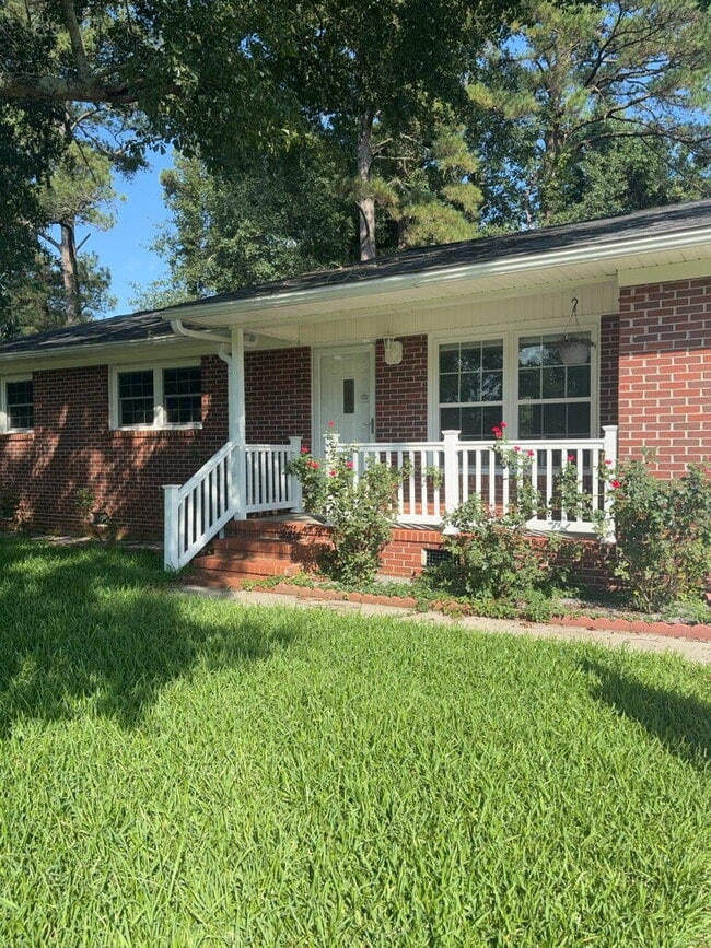Building Photo - 2530 Country Club Rd
