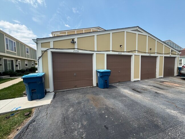 Building Photo - 20124 Oak Ln