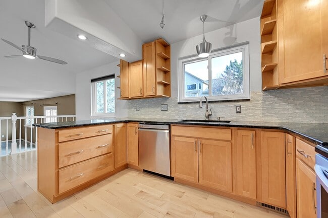 Building Photo - $2,995.00, stunning 4-bedroom, 3.5-bathroo...