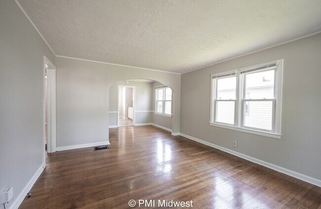 Building Photo - "Charming 2-Bed Home with Gleaming Hardwoo...