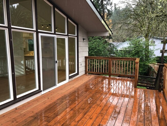 Building Photo - Updated 3 bedroom 3 bath house in Eugene!